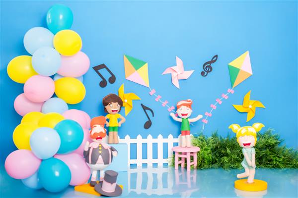 دکوراسیون شخصی برای روز کودک اسباب بازی بادکنک برای عکس در آتلیه برای تمرین های خانوادگی و همچنین برای خرد کردن کیک عالی است