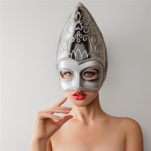 زن جوان زیبا در ماسک اسرارآمیز کارناوال ونیزی عکس مد