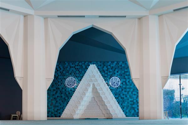 نمای جزئی از داخل مسجد دانشکده الهیات دانشگاه مرمره به مسجد آلتونی زاده نیز معروف است 5 نوامبر 2022 اوسکودار استانبول ترکیه