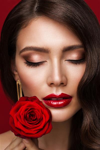 آرایش لب قرمز زنانه آرایش سایه چشم مدل زیبایی از نزدیک با چشمان بسته صورت زنانه با آرایش رژلب براق و گل رز روی چانه