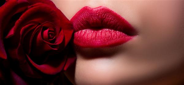 لب با رژ لب نزدیک جزئیات آرایش لب های قرمز زیبایی میکاپ زیبا از نزدیک دهان باز حسی رژ لب یا رژلب