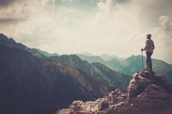 زن کوهنورد بر فراز یک کوه
