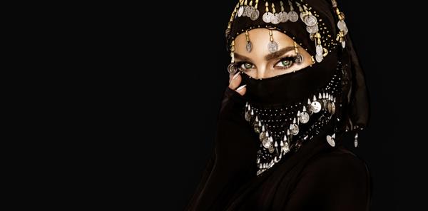 پرتره یک شاهزاده خانم عرب پرتره زن زیبای عرب در زمینه سفید پرتره مدل هندی زیبایی که صورت خود را پشت حجاب پنهان کرده است