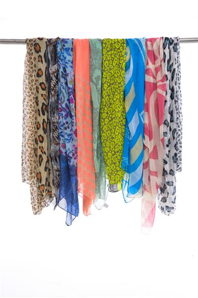 روسری های ابریشمی پارچه ای رنگارنگ چند رنگ شال دال قفسه فروشگاه واقعی