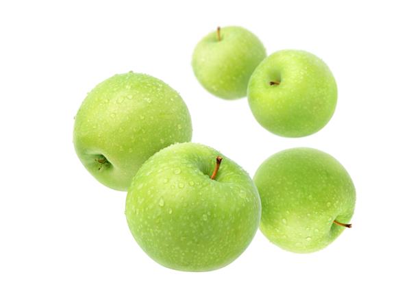 سیب سبز با قطرات آب جدا شده در پس زمینه سفید
