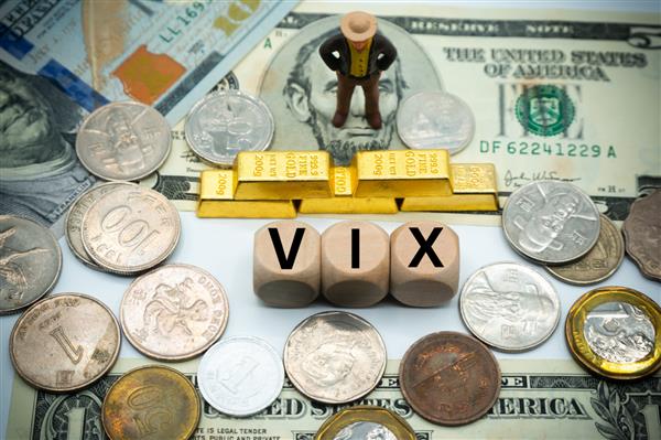 شاخص نوسانات CBOE یا VIX یک شاخص بازار در زمان واقعی است که انتظارات بازار را برای نوسانات نشان می دهد این کلمه روی پس زمینه پول و طلا نوشته شده است