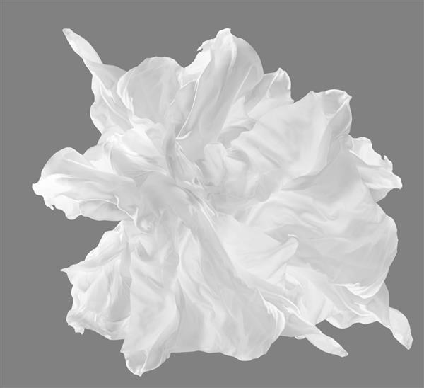 پارچه ابریشم سفید در حال پرواز بر روی باد روسری ابریشمی که در هوا بر روی پس‌زمینه خاکستری تکان می‌خورد شیء خلاقانه نساجی ساتن برفی در حال بال زدن به عنوان هنر گل