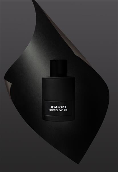 کیروف 27 مارس 2022 چرم Tom Ford Ombre بوتیک عطر لوکس خاص عطر در یک ویال شیشه‌ای که روی پس‌زمینه سیاه پرواز می‌کند ترکیبی از بطری آب توالت شناور و معلق