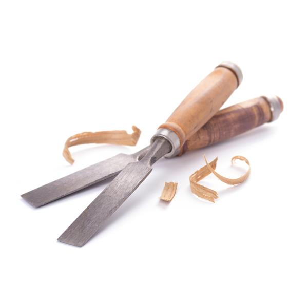 نمای نزدیک ابزار اسکنه نجار و تراشه های چوب جدا شده در پس زمینه سفید اسکنه به عنوان ابزار وصال