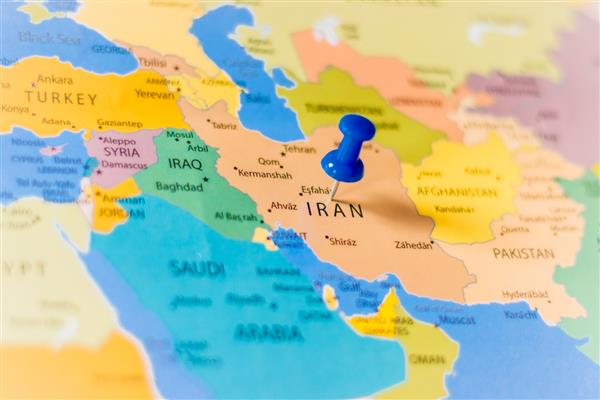 پین فشار آبی که به سمت ایران در نقشه جهان سیاسی اشاره می کند