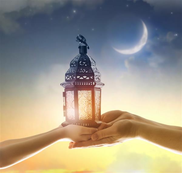 فانوس عربی زینتی با شمع سوزان در دست کارت تبریک جشن دعوت ماه مبارک رمضان کریم