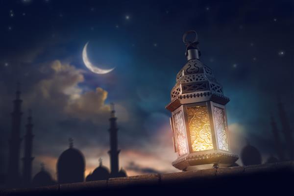 فانوس عربی زینتی با شمع سوزان که در شب می درخشد کارت تبریک جشن دعوت ماه مبارک رمضان کریم