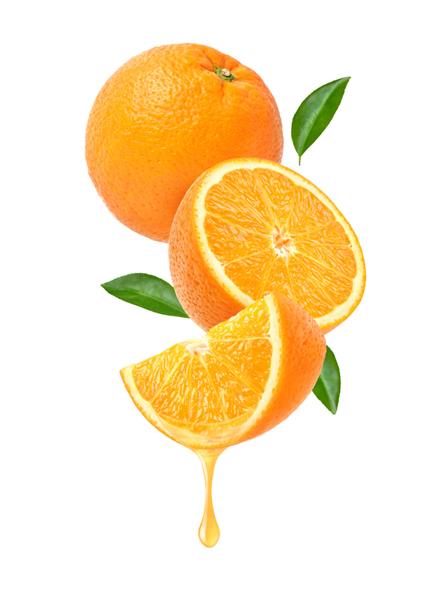 چکیدن آب پرتقال تازه جدا شده در پس زمینه سفید
