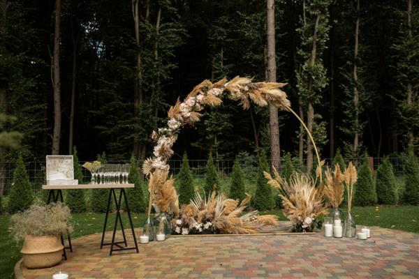 تزئینات عروسی بوهو در فضای باز در نزدیکی یک جنگل