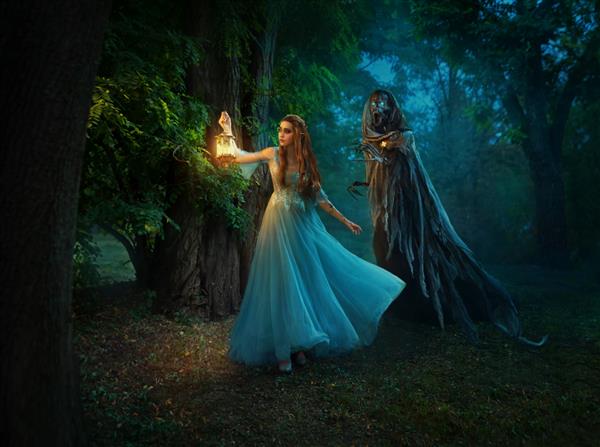 جن زن فانتزی با در دست داشتن فانوس در جنگل شب راه می‌رود دختر توسط دیو پری تیره شبح مرگ اسکلت سیاه در شنل شکار می شود کازینو شخصیت از کتاب Feyre و Suriel