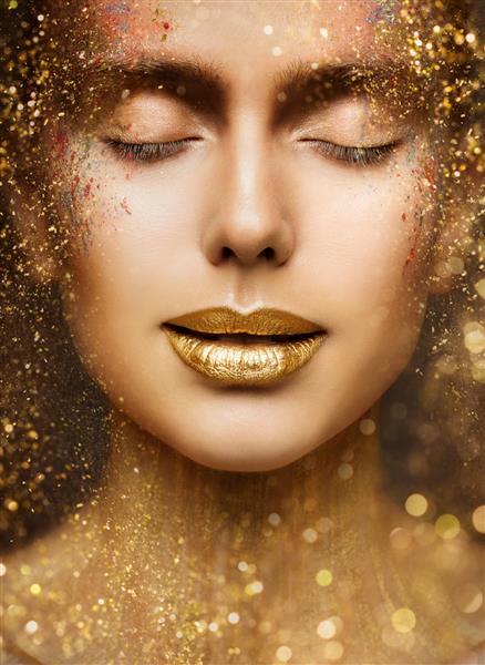 آرایش لب طلایی از نزدیک پرتره صورت مدل زیبایی با چشمان بسته و جرقه های طلایی روی پوست مراقبت از پوست زنانه لوکس