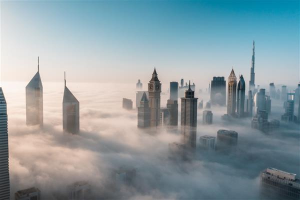 آسمان خراش های بلند دبی که در اوایل صبح پوشیده شده اند به مه فکر می کنند پرسپکتیو نادر هوایی