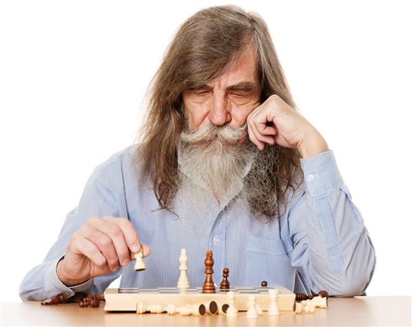پیرمردی که شطرنج بازی می کند سالمند متفکر بازنشستگی که به استراتژی فکر می کند به صفحه شطرنج نگاه می کند پدربزرگ با ریش و سبیل خاکستری روی پس زمینه سفید جدا شده