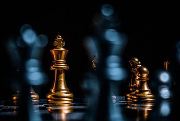 صفحه شطرنج با مهره های نقره طلا