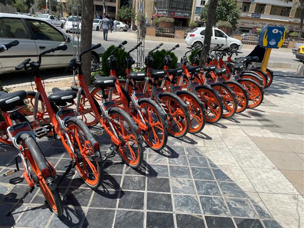 شیراز ایران - 1 ژوئیه 2021 عکس اجاره دوچرخه در خیابان شهر شیراز