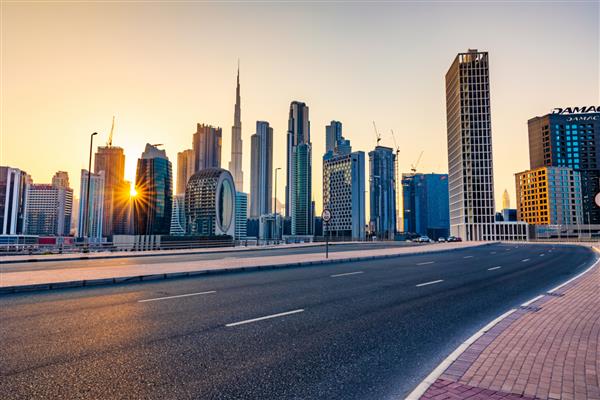 دبی امارات متحده عربی - 13 آگوست 2021 منظره زیبا از آسمان خراش ها یا خط افق شهر دبی به همراه برج خلیفه که از Marasi Drive در منطقه Business Bay دبی امارات گرفته شده است