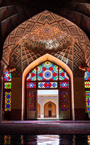 شیراز ایران 16 جولای 2021 در داخل مسجد نصیرالملک یا صورتی مسجد سنتی بسیار معروف و زیبا در شیراز ایران زیور آلات نصیرالملک