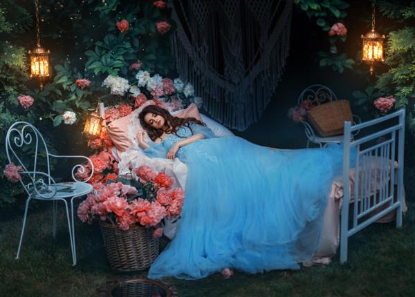 زن خیالی در خواب روی تخت راحت تشک بالش نرم خوابیده است پس زمینه باغ عرفانی شب گل صد تومانی درختان سبز شاهزاده خانم افسانه ای با لباس آبی رویاهای شیرین