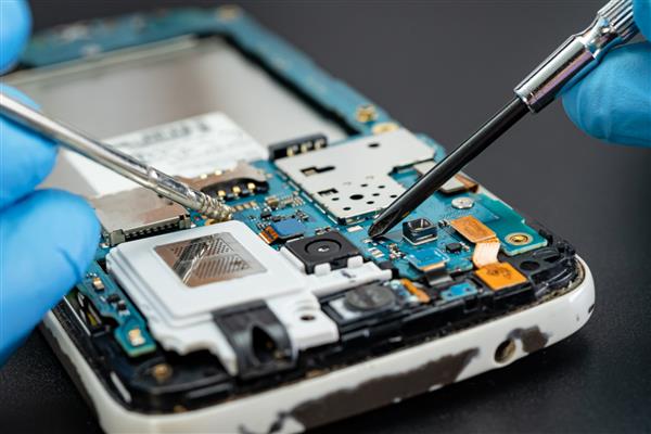 تکنسین تعمیر داخل گوشی موبایل با لحیم کاری مدار مجتمع مفهوم داده سخت افزار فناوری