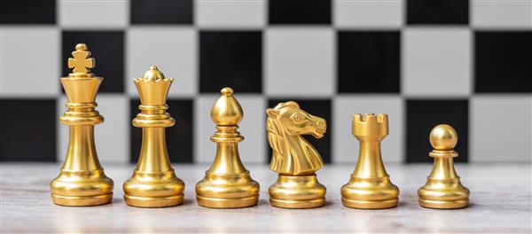تیم شطرنج طلایی شاه ملکه اسقف شوالیه روک و پیاده در صفحه شطرنج در برابر حریف در طول نبرد استراتژی موفقیت مدیریت برنامه ریزی تجاری تاکتیک سیاست و مفهوم رهبر