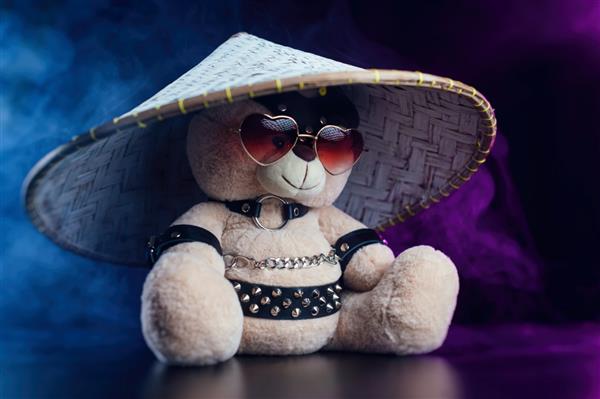 خرس اسباب بازی با عینک به شکل قلب و کلاه آسیایی روی اکسسوری کمربند چرمی برای هدیه بازی های BDSM برای روز ولنتاین