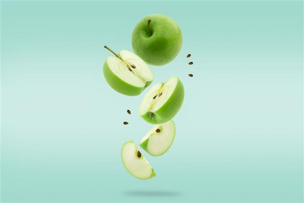 پشته سیب سبز در حال سقوط یا پرواز غذای شناور خلاقانه
