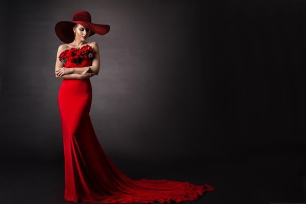 لباس و کلاه قرمز زنانه مدل لباس شب بلند با گل پس زمینه سیاه استودیو