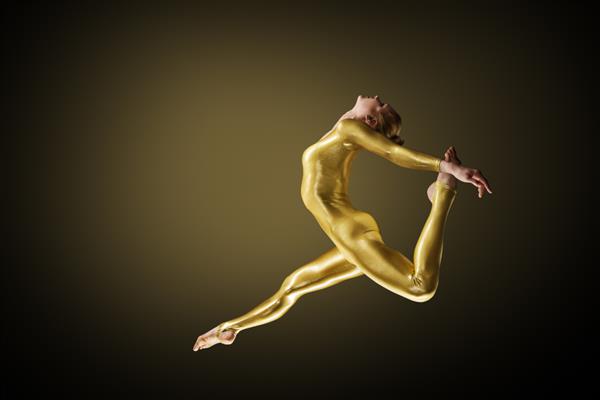 رقص زن جامپینگ با لباس بدن طلایی بالرین پشت خم نمای نمایه پس زمینه سیاه