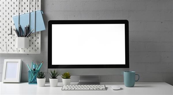 نمای جلوی فضای کاری شیک با رایانه و اسبابک لوازم اداری صفحه خالی برای مونتاژ نمایش گرافیکی