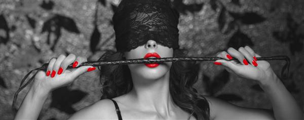 زن با شلاق گاز گرفتن چشم بند در چشم بند توری بنر رنگی انتخابی سیاه و سفید bdsm