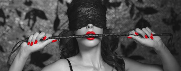 زن سکسی با شلاق گاز گرفتن چشم بند در چشم بند توری بنر رنگی انتخابی سیاه و سفید bdsm