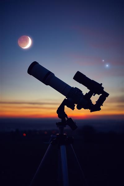 شبح یک تلسکوپ نجومی با آسمان گرگ و میش