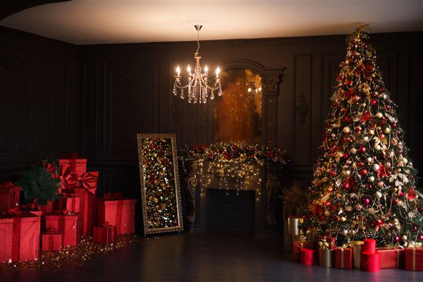 فضای داخلی اتاق نشیمن تاریک لوکس با شومینه و لوستر تزئین شده با درخت کریسمس و هدایا