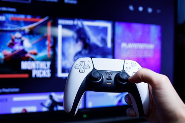 ریگا لتونی - 23 نوامبر 2020 سونی پلی‌استیشن 5 سونی کنسول PS5 و بازی‌های یک ماشین سفید فوق‌العاده آینده‌نگر را با خطوط سر خوردن و نور آبی معرفی کرد