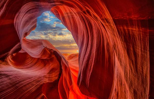 نور غار در کوه‌های سنگی ماسه‌سنگ قرمز طبیعی انتزاعی