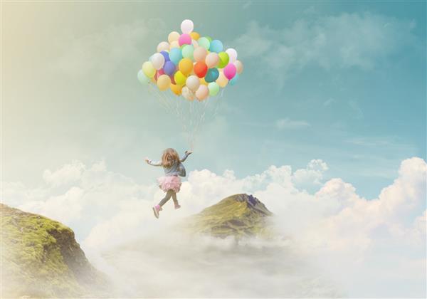 دختر کوچکی که بادکنک های رنگارنگ در دست دارد و از یک کوه به کوه دیگر می پرد مفهوم موفقیت دستاورد پس زمینه فانتزی با فضای کپی