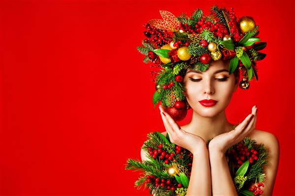 مراقبت از پوست صورت و دست های کریسمس در زمستان آرایش زنانه مدل موی تاج گل درخت کریسمس هنری پرتره زیبا مدل به دنبال محصول روی دست قرمز