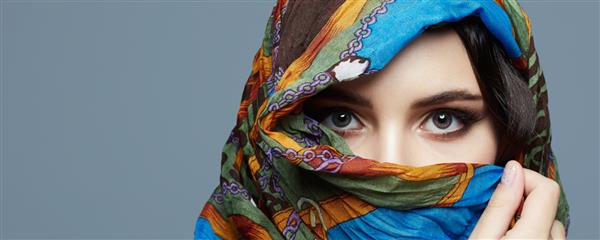 زن زیبا با حجاب رنگارنگ مد زن به سبک اسلامی یا هندی مردم قومی