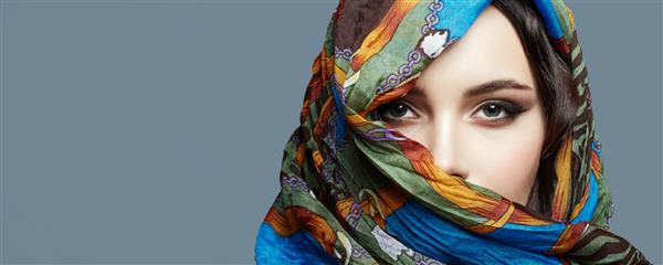 زن زیبا با حجاب رنگارنگ مد زن به سبک اسلامی یا هندی مردم قومی