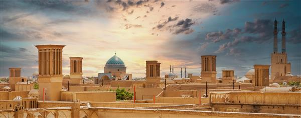 نمایی پانوراما از بادگیرها و مساجد یزد در یک روز ابری در ایران