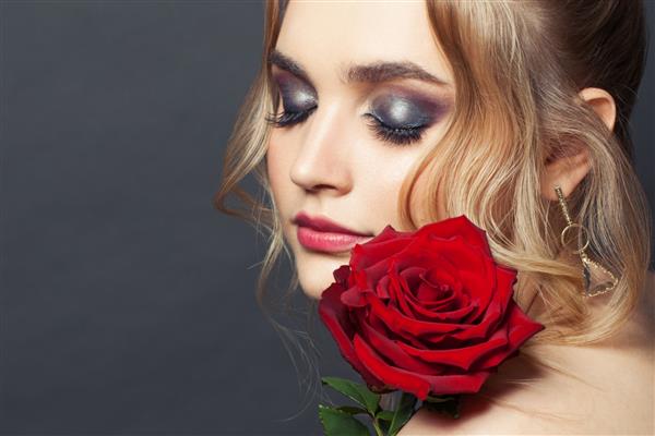 چهره زیبای زن با آرایش و گل رز قرمز