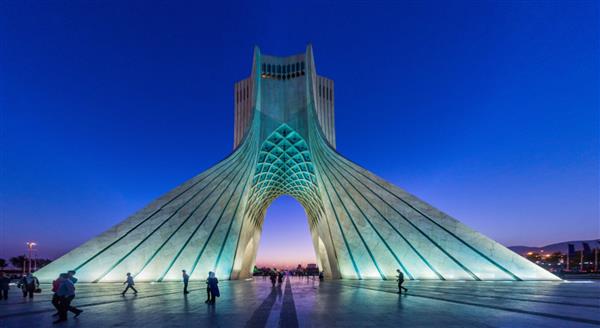 تهران ایران - 2 آوریل 2018 نمای عصر برج آزادی برج آزادی در تهران ایران