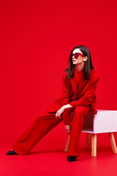 مدل لباس قرمز و عینک آفتابی شات استودیویی