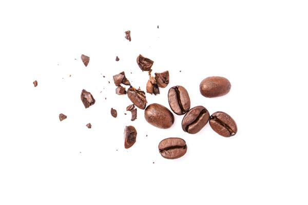 دانه های قهوه با ترک خوردگی جدا شده روی پس زمینه سفید نمای بالا دراز صاف