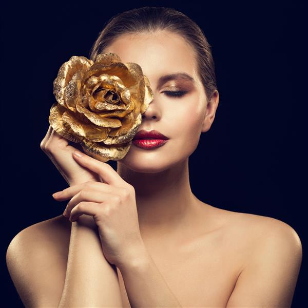 صورت زن با گل رز طلایی روی صورت مدل مد زیبایی